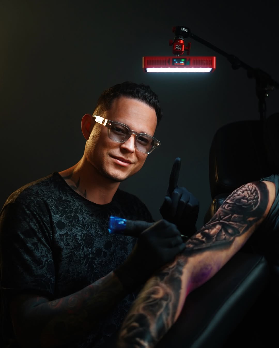 Hernán Yepes tatuando
