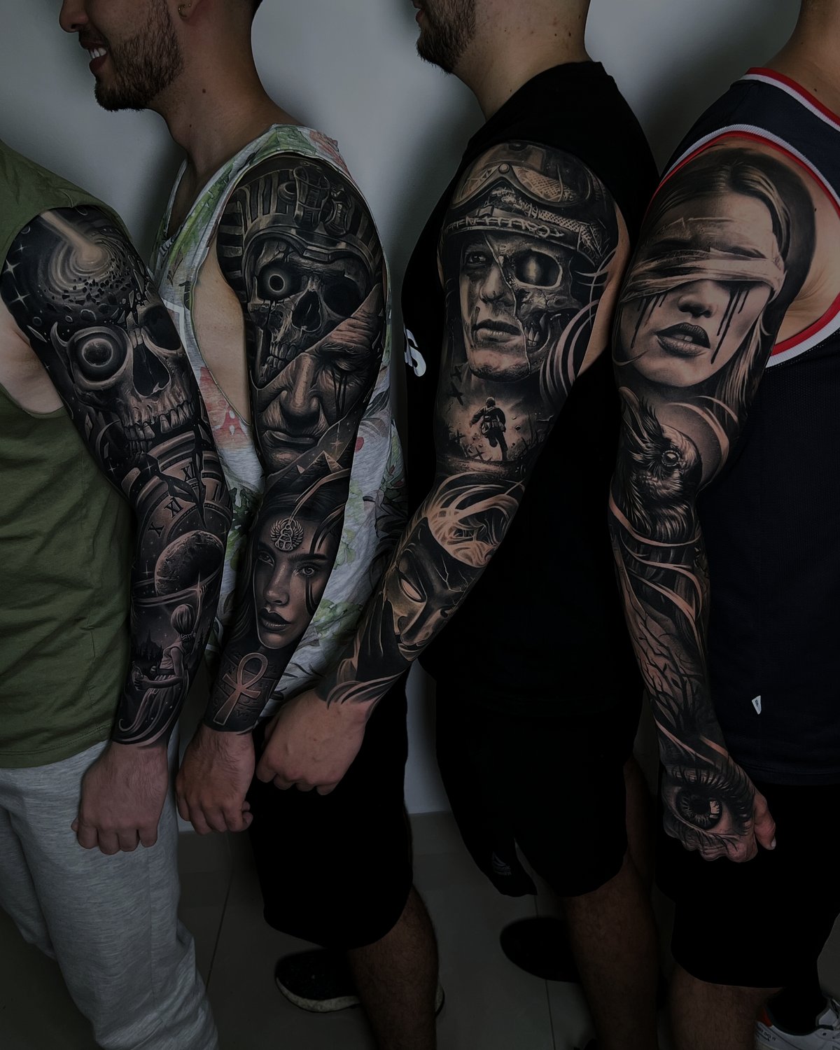 Hernán Yepes tatuando
