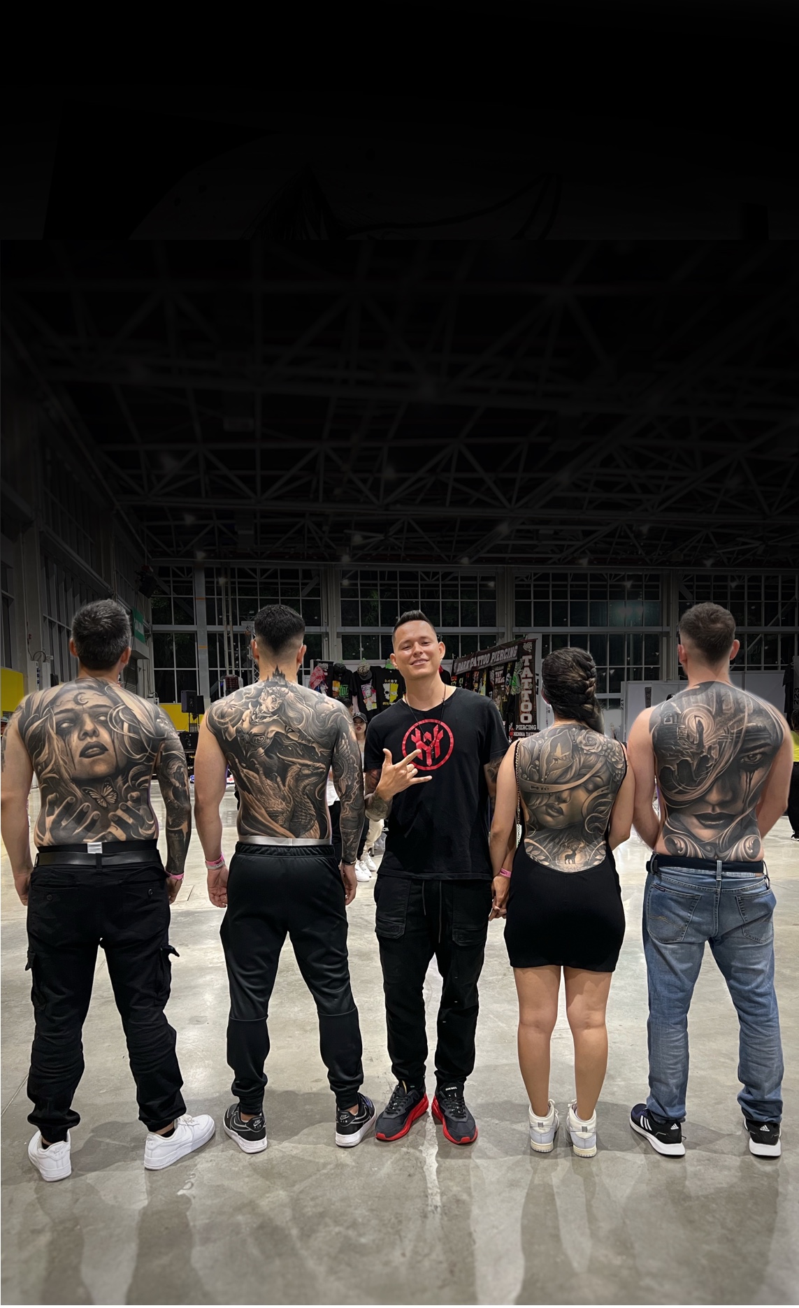 Hernán Yepes con tatuadores
